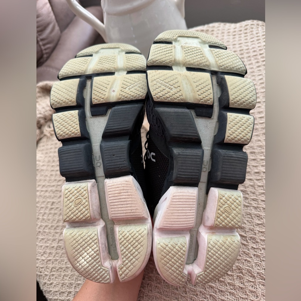 On Running Dual-Tone Athletic Shoes - Picture 7 of 10